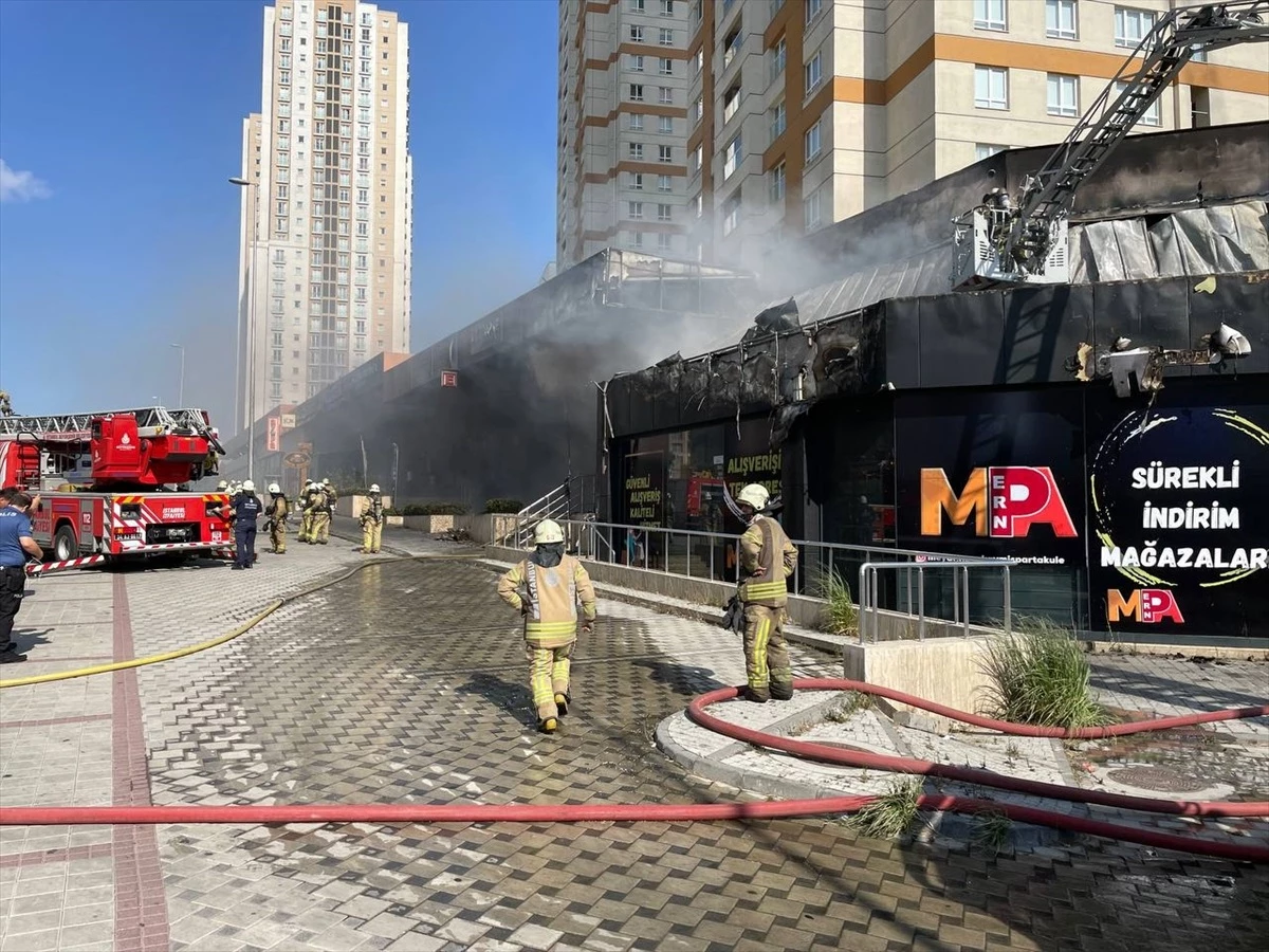 Avcılar\'da İş Yerinde Çıkan Yangın Söndürüldü