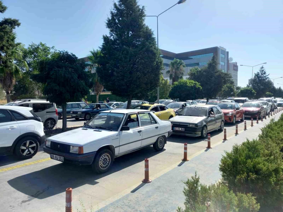 Aydın\'da KPSS sınavında trafik kilitlendi, adaylar yürüyerek devam etti