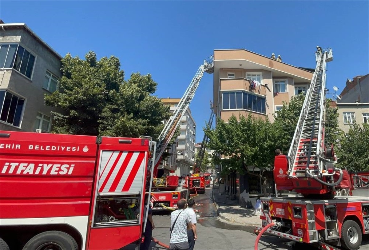 Bağcılar\'da çıkan yangın bitişik apartmana sıçradı