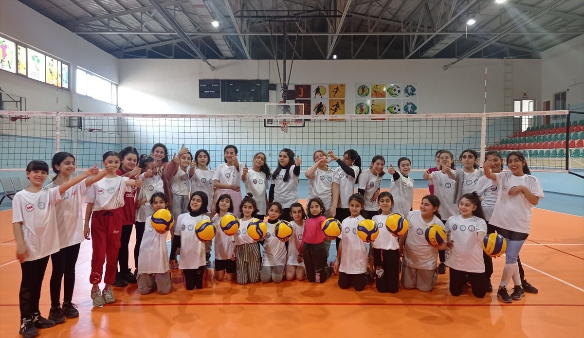 Diyarbakır\'da Bağlar Belediyespor Kız Çocuklarını Voleybola Kazandırıyor