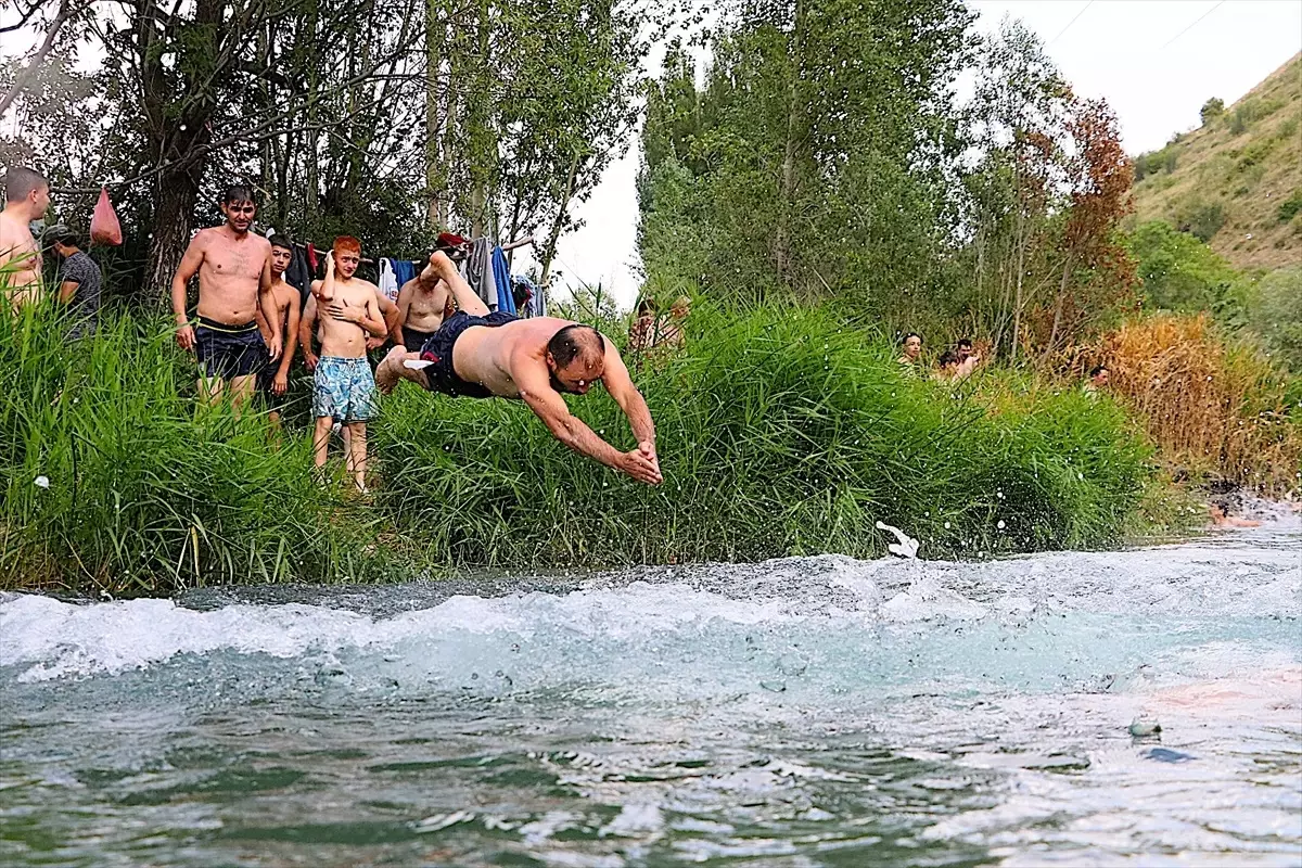 Bayburt\'ta Vatandaşlar Çoruh Nehri\'nde Serinliyor