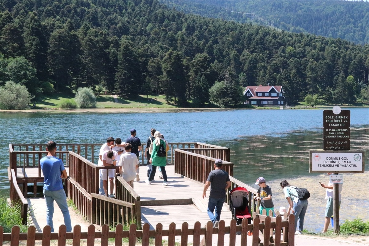 Bolu Gölcük Tabiat Parkı\'na Sıcak Havadan Bunalanlar Akın Etti