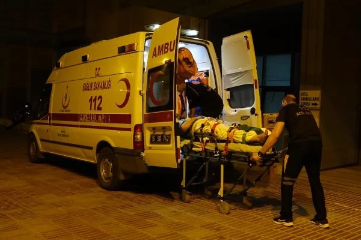 Burdur\'da Otomobil ile Hafif Ticari Araç Kafa Kafaya Çarpıştı: 2 Ölü, 6 Yaralı