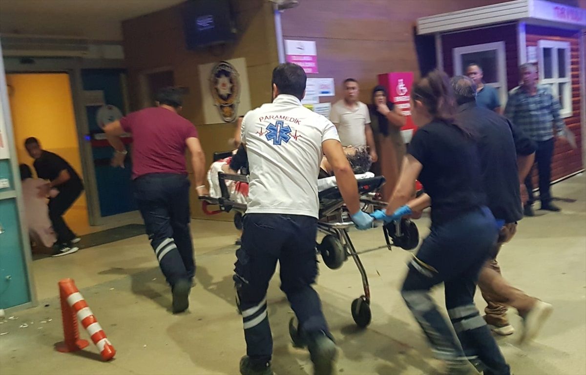 İnegöl\'de çıkan silahlı kavgada 3 kişi yaralandı