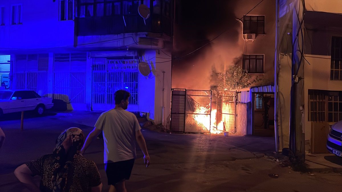 Bursa\'da Geri Dönüşüm Malzemelerinin Tutuşmasıyla Başlayan Yangın Söndürüldü