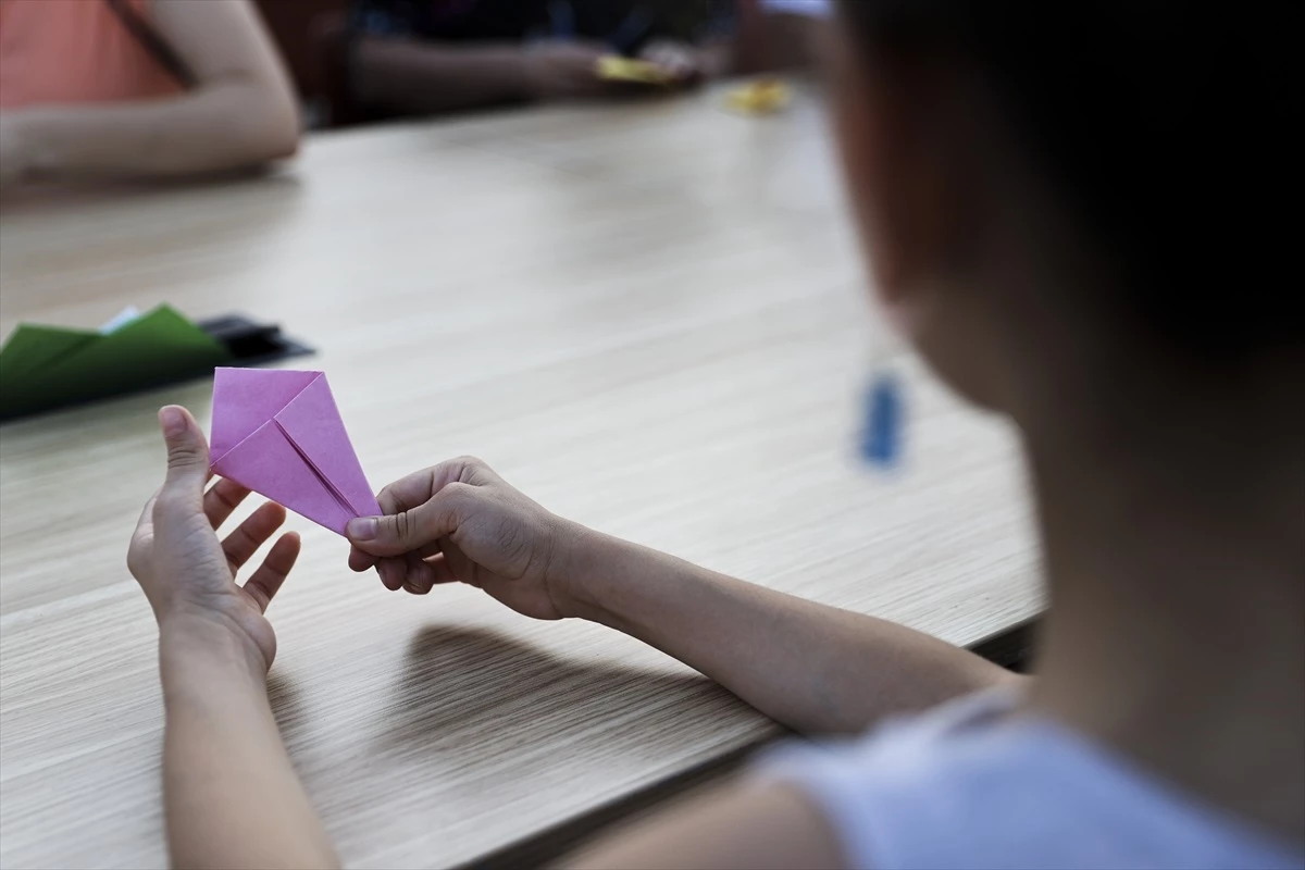 Hiroşima\'da Atom Bombası Kurbanı Sadako Sasaki Anısına Origami Etkinliği