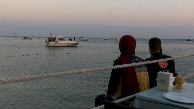 Denize açılan ailenin tekne keyfi kabusa döndü! Baba kurtarıldı, anne aranıyor