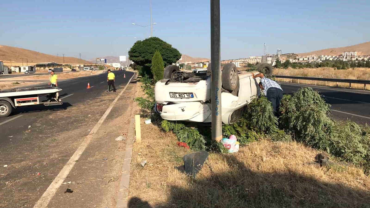 Elazığ\'da Otomobil Takla Attı: 2\'si Çocuk 4 Kişi Yaralandı