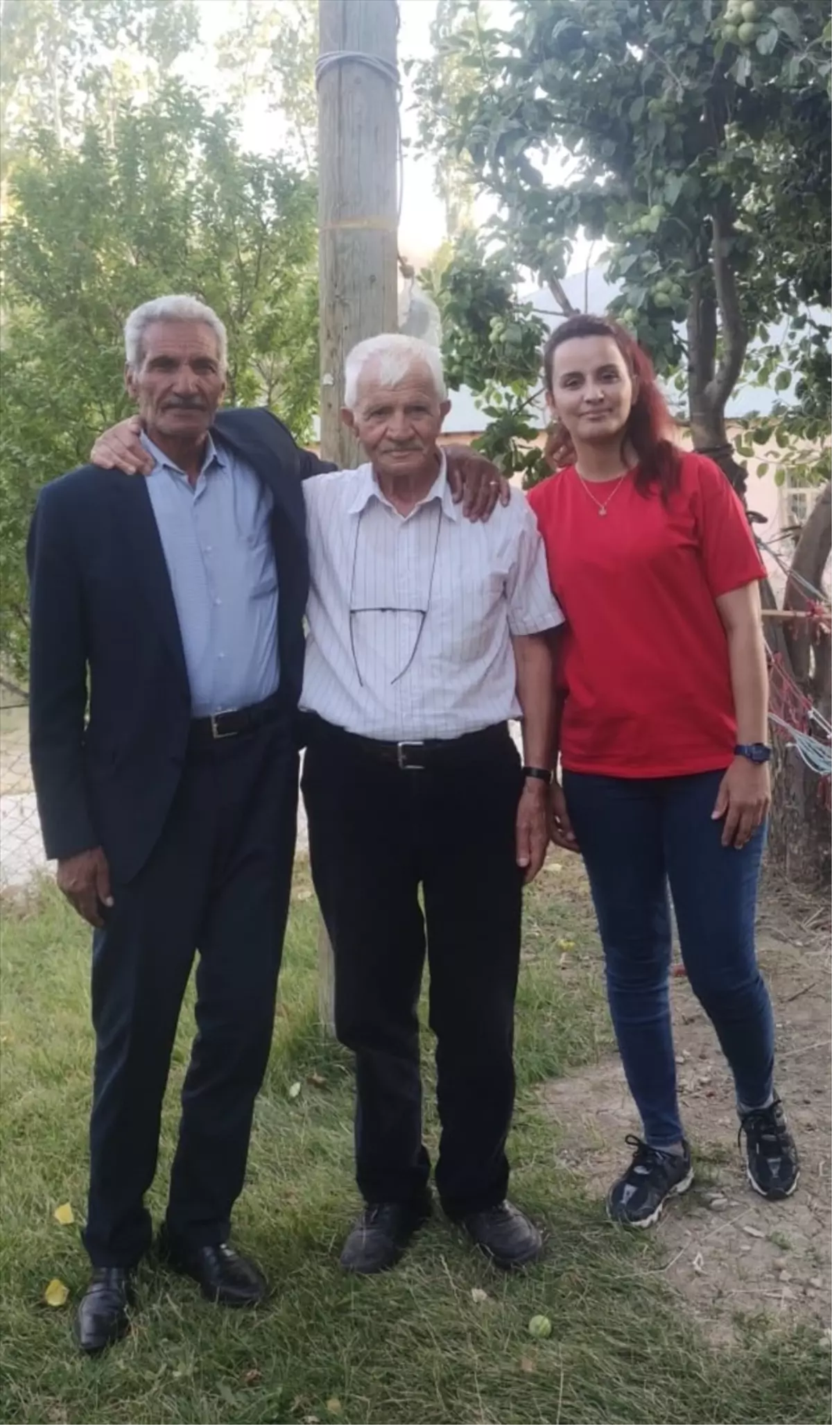 Emekli öğretmen, ilk görev yeri olan köyü ziyaret etti