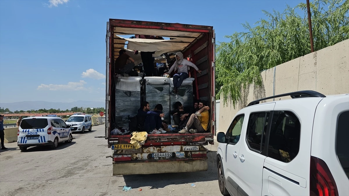 Erzincan\'da 64 düzensiz göçmen tır dorsesinde yakalandı