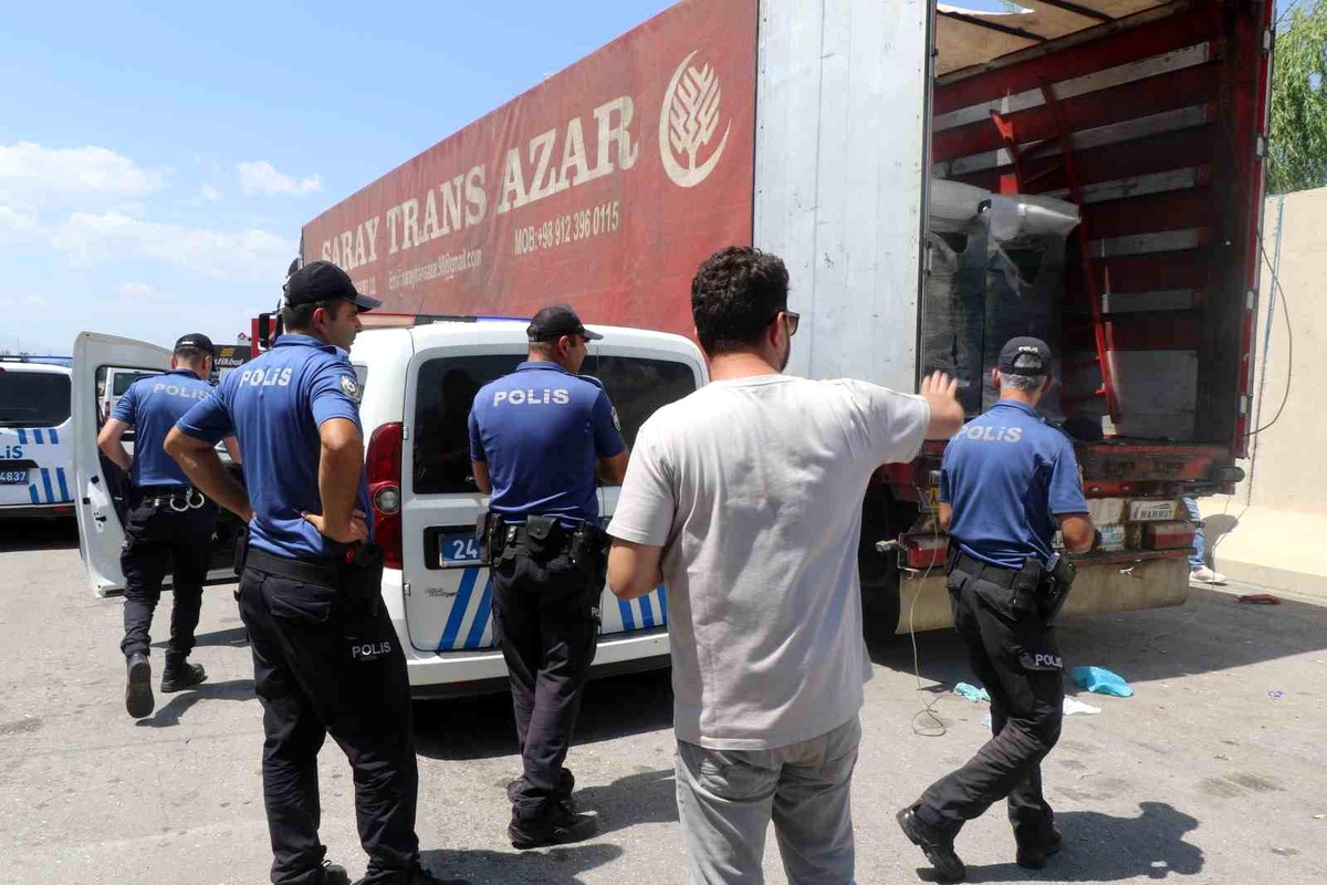 Erzincan\'da İran plakalı tırda kaçak göçmen operasyonu