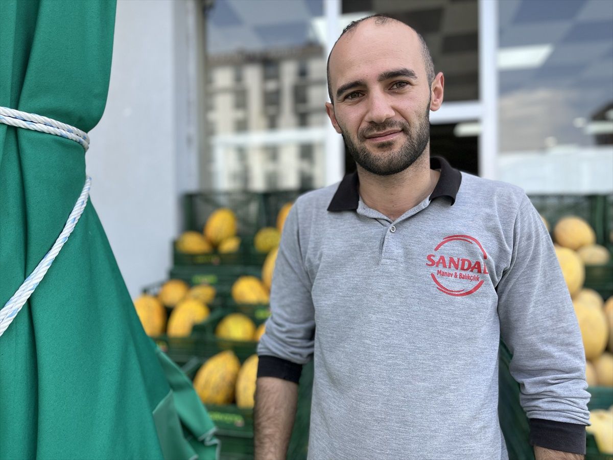Erzurum\'da şiddetli rüzgarla sürüklenen şemsiye kamerada