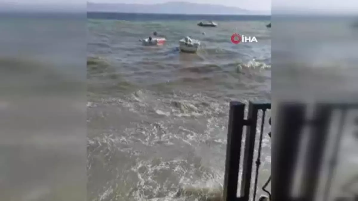 Gemlik\'te dalgalar sahil yoluna taştı, o anlar kameraya yansıdı