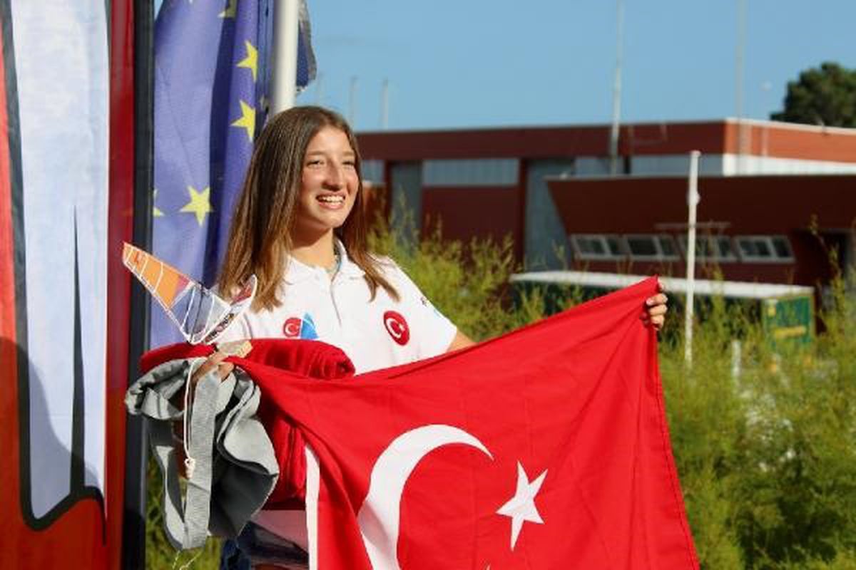 Göztepe\'nin milli sörfçüsü Defne Simay Başdağ, Dünya Şampiyonası\'nda şampiyon oldu