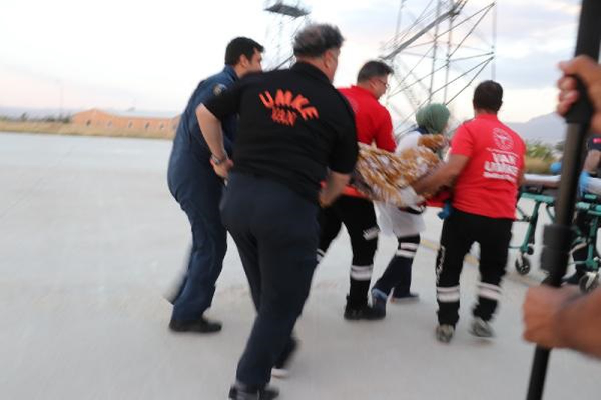 Van\'da helikopterle doğum sancısı çeken kadın hastaneye yetiştirildi