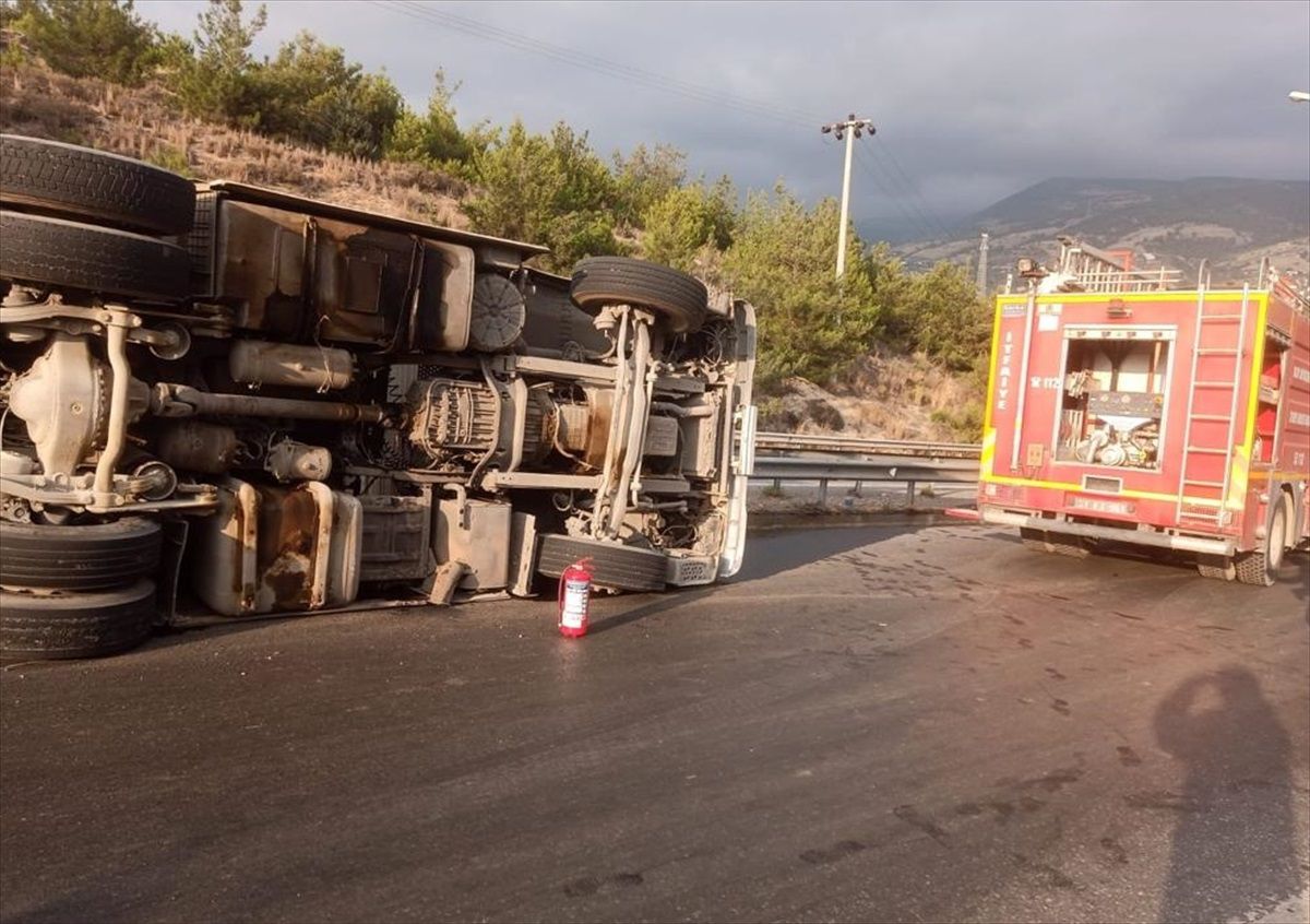 Belen\'de hurda inşaat demiri yüklü tır devrildi, 2 kişi yaralandı