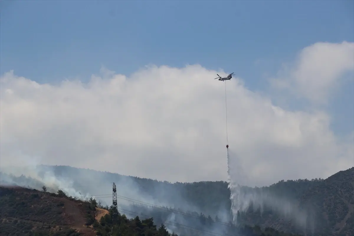 Hatay\'da çıkan orman yangınına havadan ve karadan müdahale ediliyor