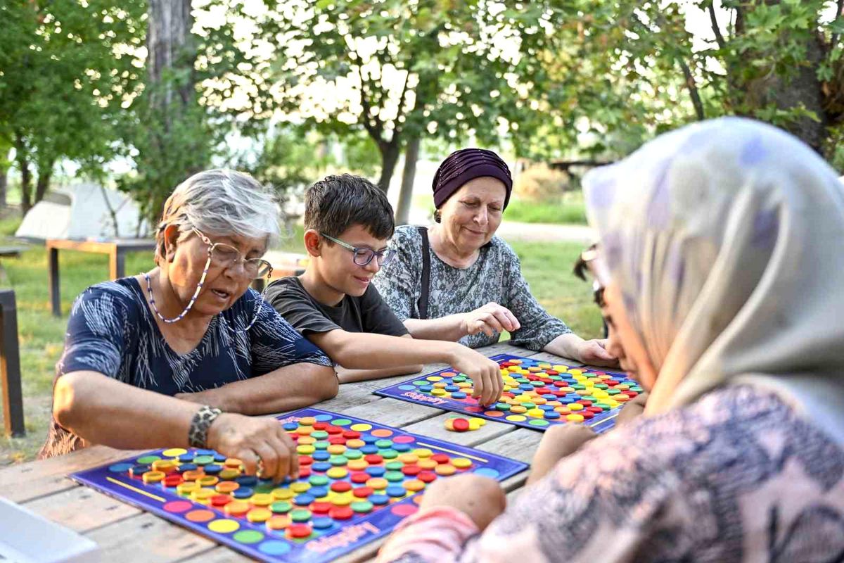 Muratpaşa Belediyesi\'nin Doğa Kampında Çocuklar ve Yaşlılar Yarıştı