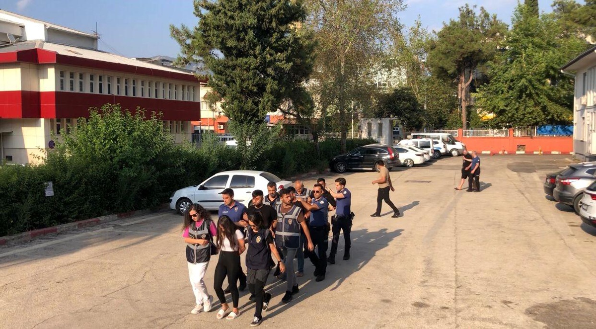 Adana\'da bir kafeye silahlı saldırı düzenlendi, saldırganlar yakalandı