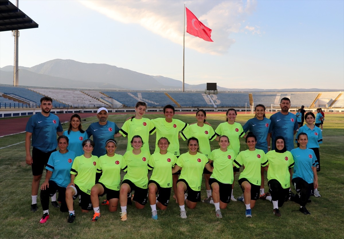 İşitme Engelli Kadın Milli Futbol Takımı Malezya\'da Şampiyonluk İçin Hazırlanıyor