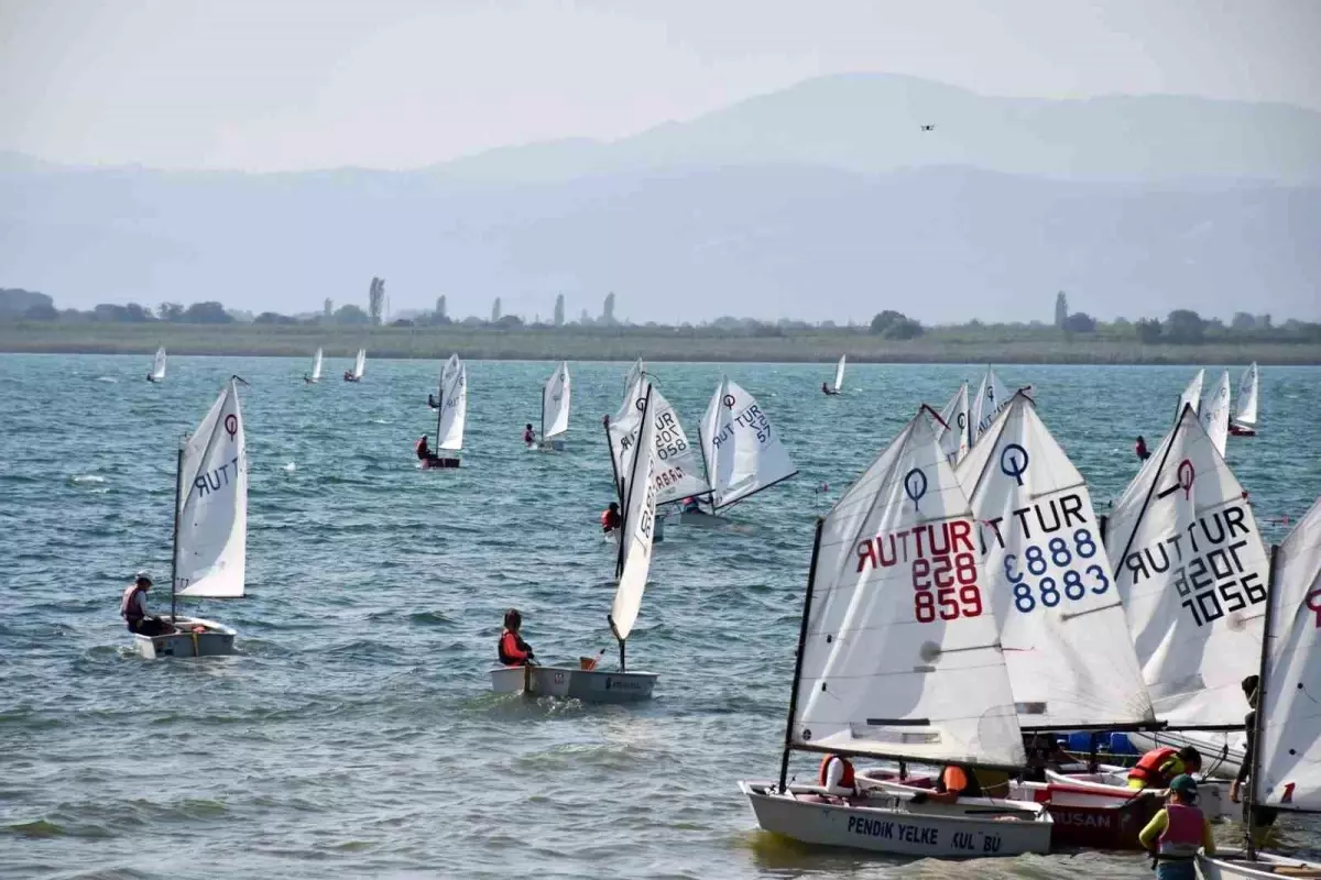 İznik Gölü\'nde Yelken Yarışları Heyecanı