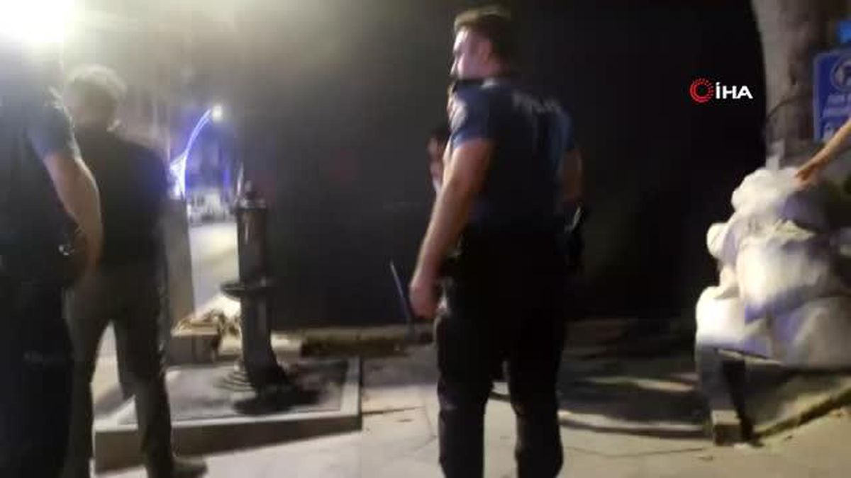 Kanlar içindeki şahıs kelepçenin sıkı olmasına kızdı, duvara kafa attı Yön levhasına tekme attı, polis otosundan dışarıya fırladı