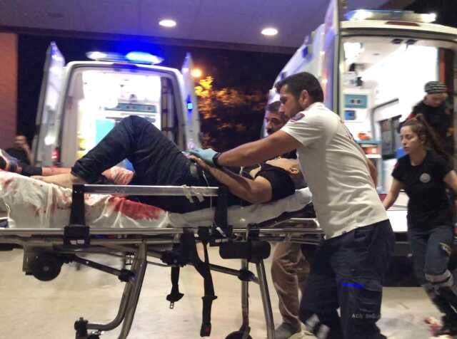 Komşuların gürültü kavgasında kan aktı! 2'si ağır 3 kişi yaralandı Komşuların gürültü kavgasında kan aktı! 2'si ağır 3 kişi yaralandı