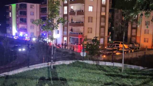 Komşuların gürültü kavgasında kan aktı! 2'si ağır 3 kişi yaralandı Komşuların gürültü kavgasında kan aktı! 2'si ağır 3 kişi yaralandı