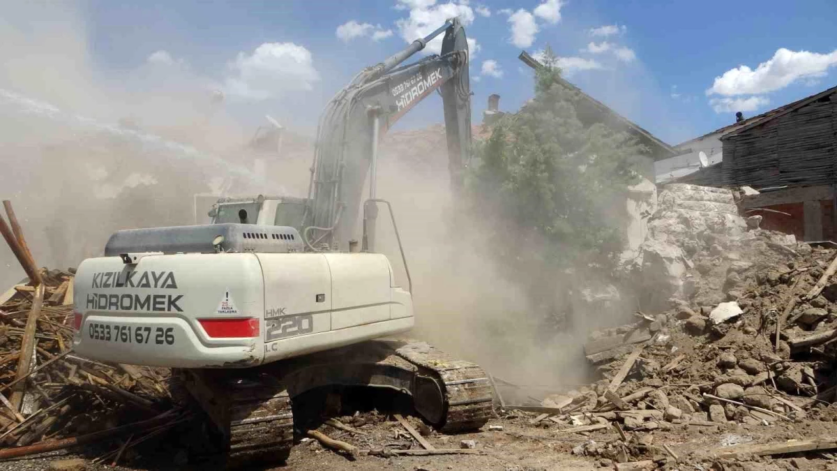 Malatya\'da deprem sonrası ağır hasarlı binalar yıkılıyor