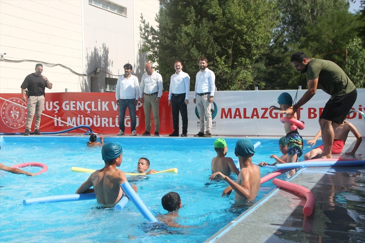 Muş Malazgirt\'te Öğrencilere Ücretsiz Yüzme Eğitimi Veriliyor