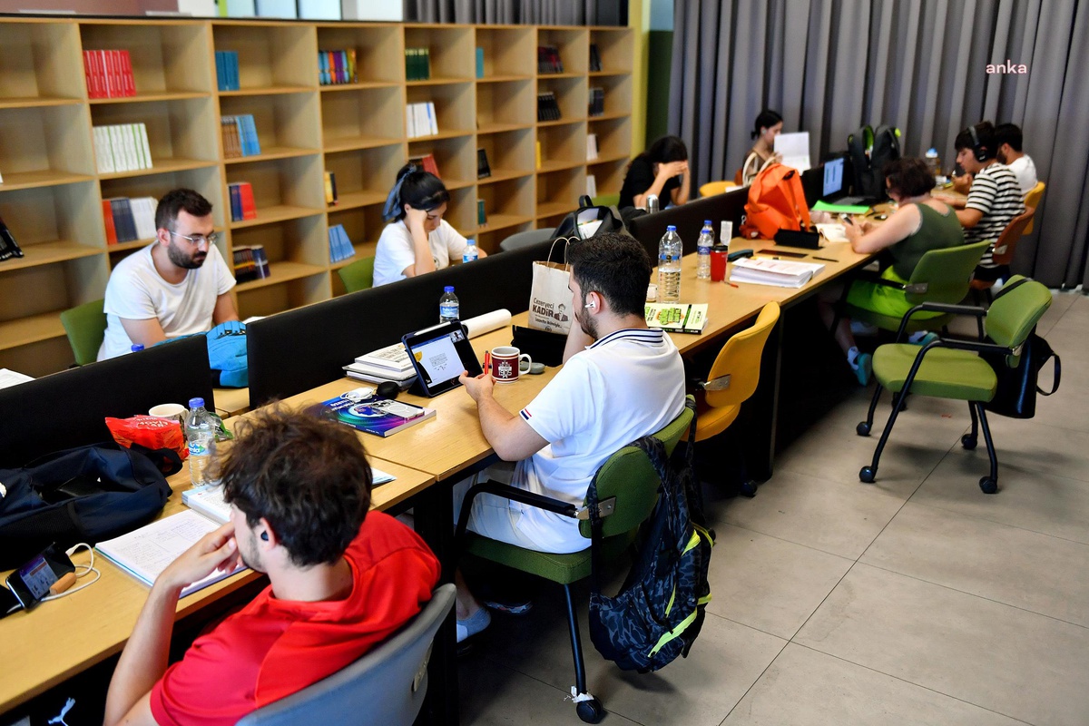Mersin Büyükşehir Belediyesi Adres Okuma Salonu\'nda Kitap Severler Buluşuyor