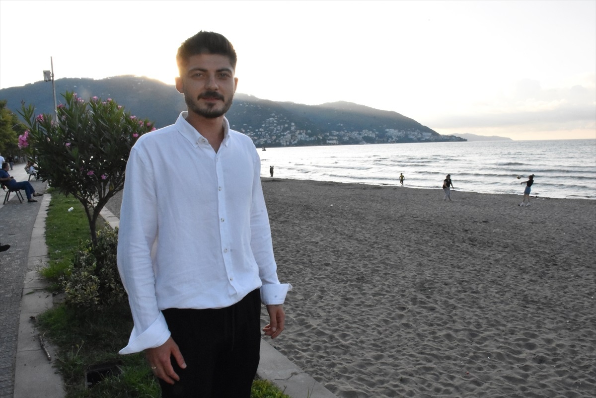 Ordu\'da Teknedeki Evlenme Teklifi Sırasında Yüzüğü Denize Düşüren Genç, Kız Arkadaşıyla Nişanlandı