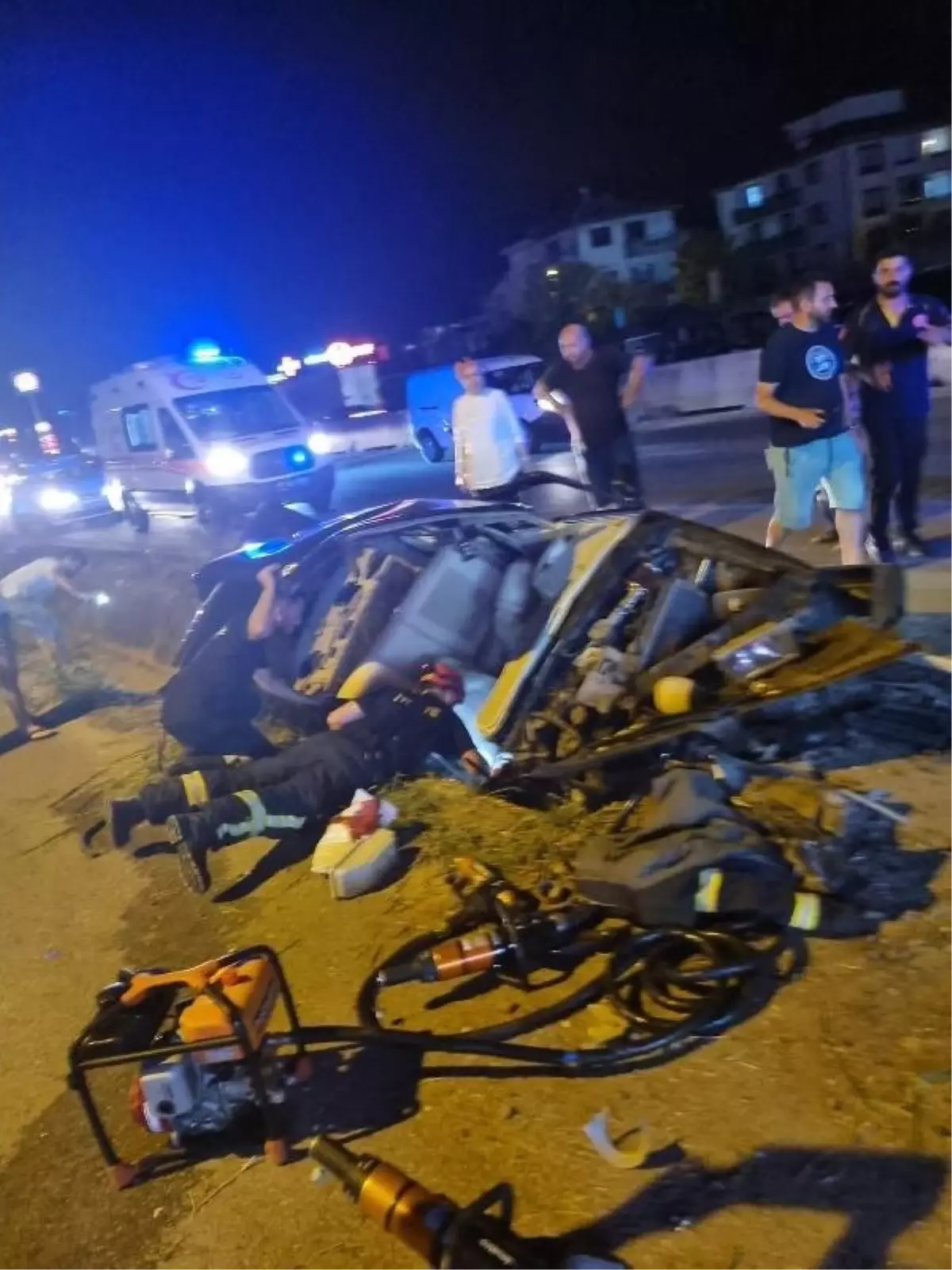 Yalova'da Otomobil Yol Kenarındaki Bariyerlere Çarptı: Sürücü Yaralı