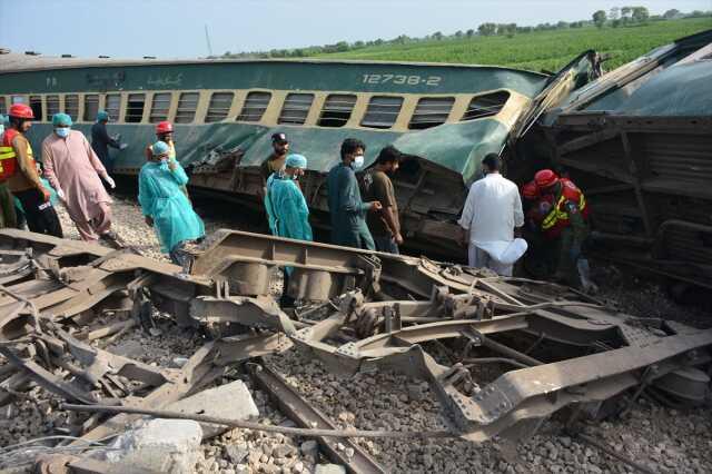 Pakistan'daki tren kazasında can kaybı 30'a yükseldi