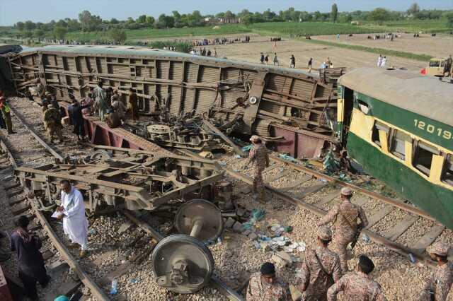 Pakistan'daki tren kazasında can kaybı 30'a yükseldi