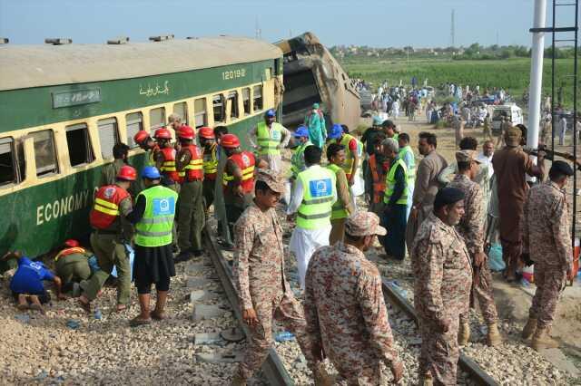 Pakistan'daki tren kazasında can kaybı 30'a yükseldi