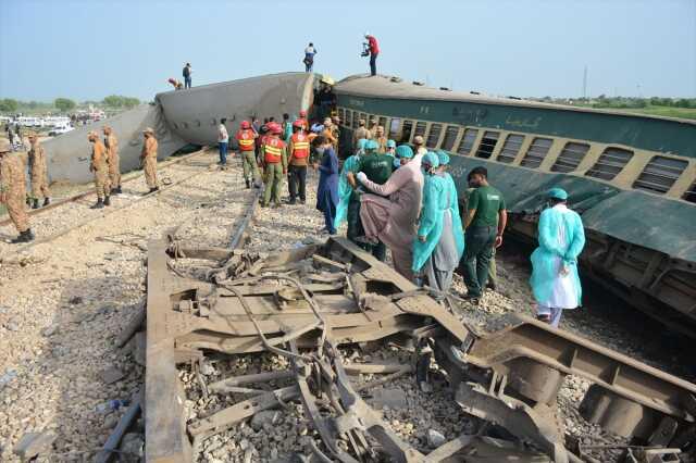 Pakistan'daki tren kazasında can kaybı 30'a yükseldi