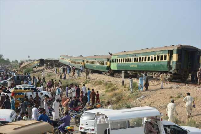 Pakistan'daki tren kazasında can kaybı 30'a yükseldi