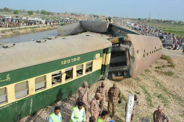 Pakistan'daki tren kazasında can kaybı 30'a yükseldi