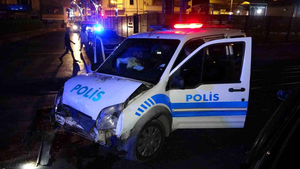 İzmit\'te polis aracı ile otomobil çarpıştı: 1\'i polis 2 kişi yaralandı