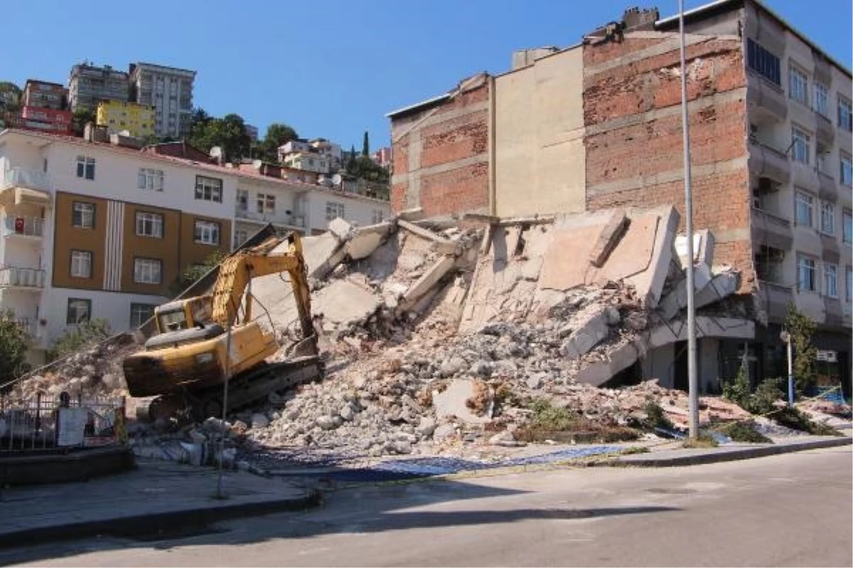 Samsun\'da bir kamu binasının yıkımı sırasında yanındaki binada hasar oluştu