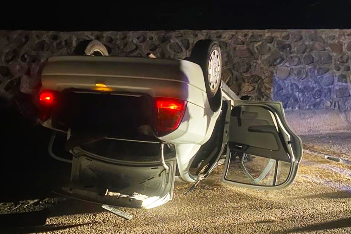 Şarampole devrilen otomobilde 5 kişi yaralandı