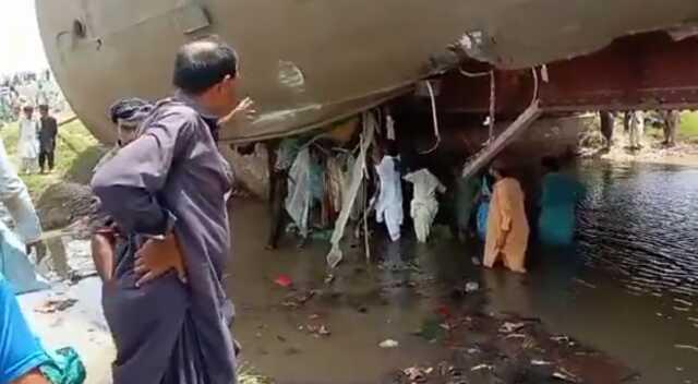 Son Dakika: Pakistan'da tren kazası! Yolcular raydan çıkan vagonlarda mahsur kaldı, çok sayıda ölü ve yaralı var