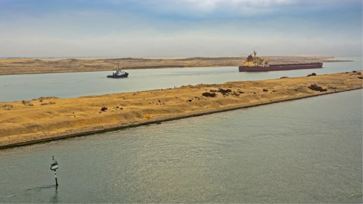 Süveyş Kanalı\'nda Tankerle Çarpışan Römorkör Batıyor: 1 Ölü, 6 Kurtarıldı