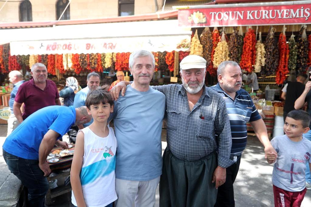 Şahinbey Belediye Başkanı Mehmet Tahmazoğlu, Vatandaşlar ve Esnafla Buluşmaya Devam Ediyor