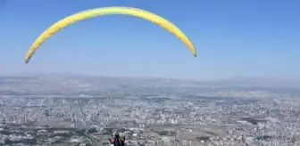 Kayseri'de Yamaç Paraşütü Mesafe Yarışları Türkiye Şampiyonası Başladı