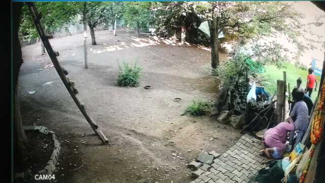 Yaşlı kadın, 'Burada uyuşturucu satmayın' dediği için sopalı saldırıya uğramış Yaşlı kadın, 'Burada uyuşturucu satmayın' dediği için sopalı saldırıya uğramış