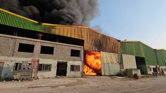 Adana'da geri dönüşüm fabrikasında çıkan yangın karşısındaki kolonya fabrikasına da sıçradı Adana'da geri dönüşüm fabrikasında çıkan yangın karşısındaki kolonya fabrikasına da sıçradı