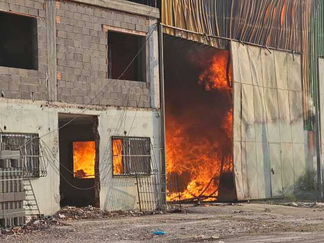 Adana'da geri dönüşüm fabrikasında çıkan yangın karşısındaki kolonya fabrikasına da sıçradı Adana'da geri dönüşüm fabrikasında çıkan yangın karşısındaki kolonya fabrikasına da sıçradı