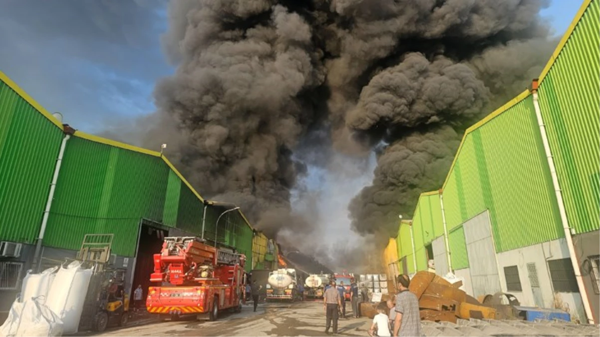 Adana\'da geri dönüşüm fabrikasında çıkan yangın, kolonya fabrikasına sıçradı